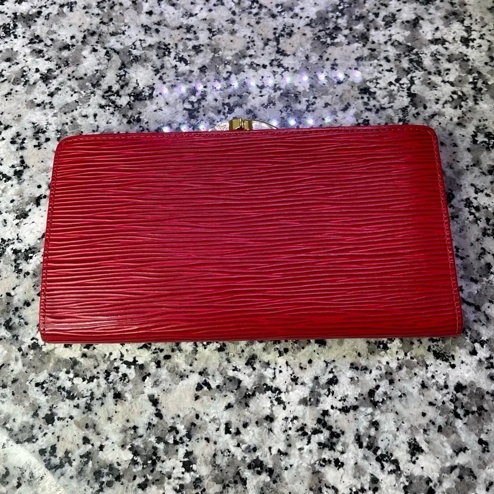 Louis Vuitton | BEAUTIFUL! MI0020 Red Epi Wallet with Kiss Lock